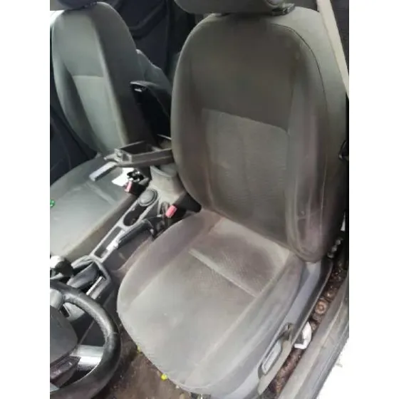 FORD FOCUS BERLINA (CAP) '2006 TREND GRIS