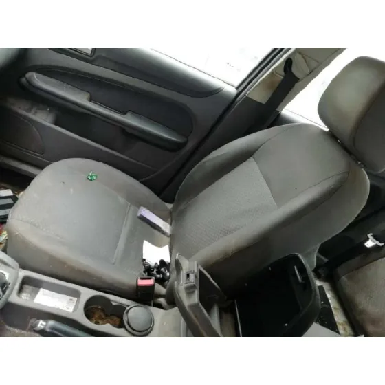 FORD FOCUS BERLINA (CAP) '2006 TREND GRIS