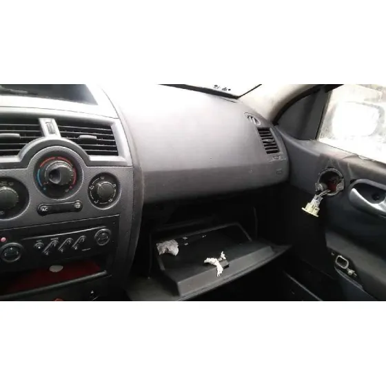 RENAULT MEGANE II BERLINA 3P '2002 CONFORT AUTHENTIQUE ROJO