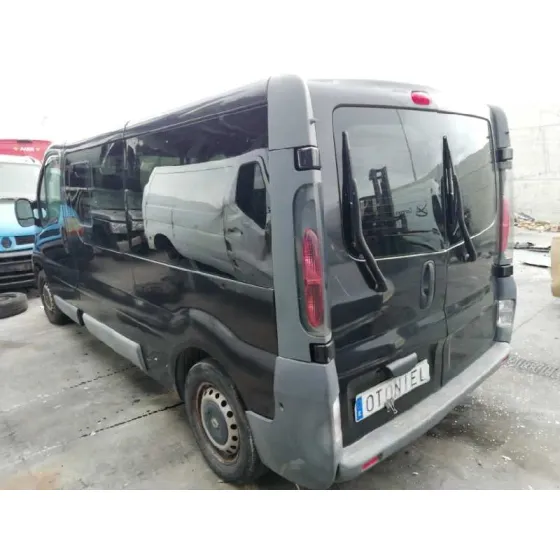 RENAULT TRAFIC COMBI (AB 4.01) '2005 6 - PLAZAS, ACRISTALADO PARCIAL 2,9T COMBI CORTO NEGRO