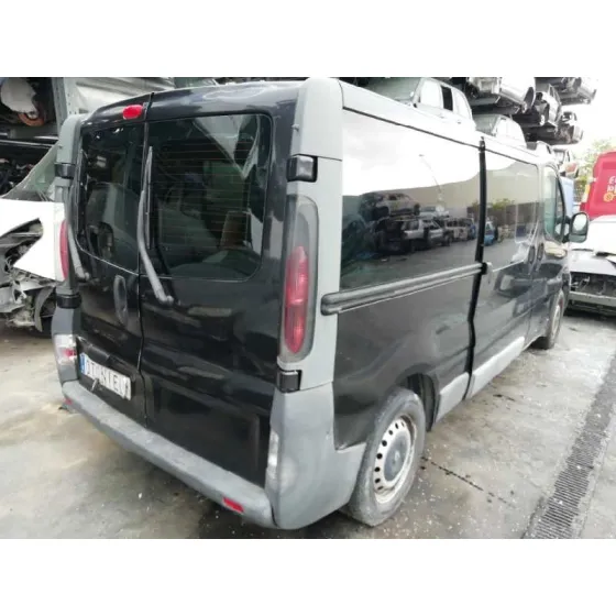 RENAULT TRAFIC COMBI (AB 4.01) '2005 6 - PLAZAS, ACRISTALADO PARCIAL 2,9T COMBI CORTO NEGRO