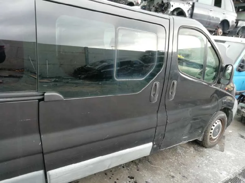 RENAULT TRAFIC COMBI (AB 4.01) '2005 6 - PLAZAS, ACRISTALADO PARCIAL 2,9T COMBI CORTO NEGRO