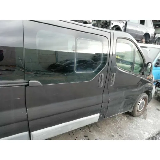 RENAULT TRAFIC COMBI (AB 4.01) '2005 6 - PLAZAS, ACRISTALADO PARCIAL 2,9T COMBI CORTO NEGRO