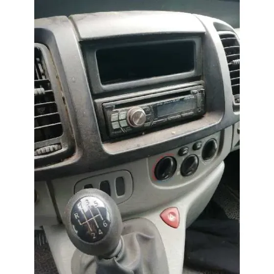 RENAULT TRAFIC COMBI (AB 4.01) '2005 6 - PLAZAS, ACRISTALADO PARCIAL 2,9T COMBI CORTO NEGRO