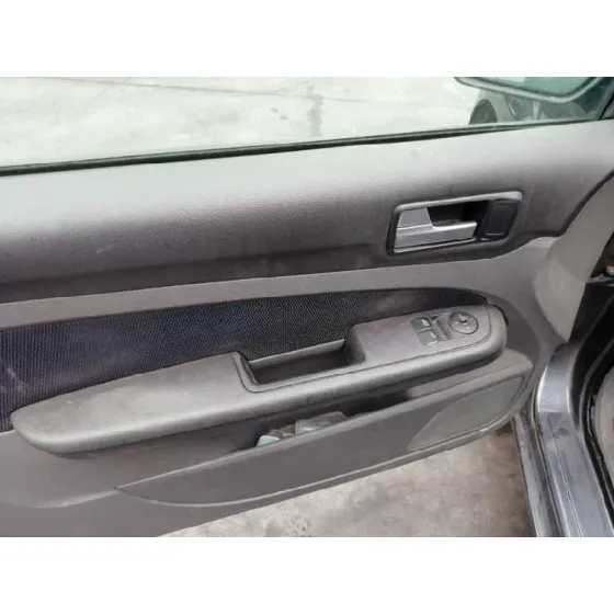 FORD FOCUS BERLINA (CAP) '2006 SPORT GRIS OSCURO