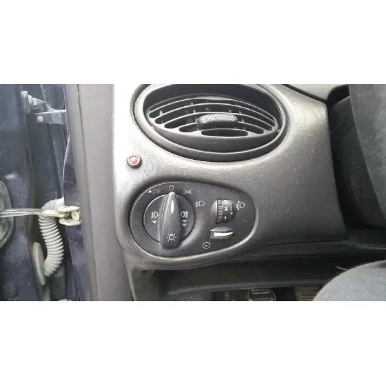 FORD FOCUS BERLINA (CAK) '2000 GHIA AZUL