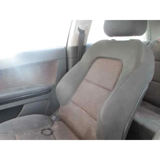 AUDI A3 (8P) '2005 1.9 TDI AMBIENTE ROJO