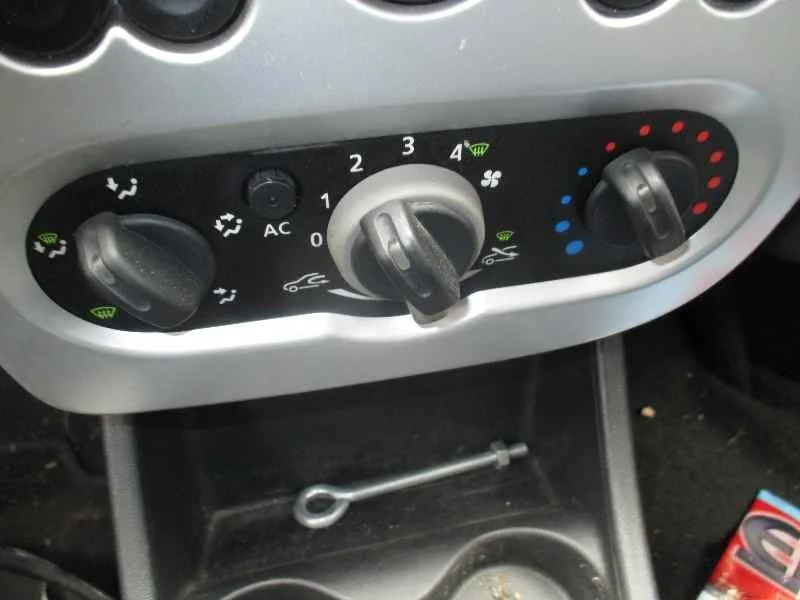 DACIA SANDERO '2010 AMBIANCE PLATA
