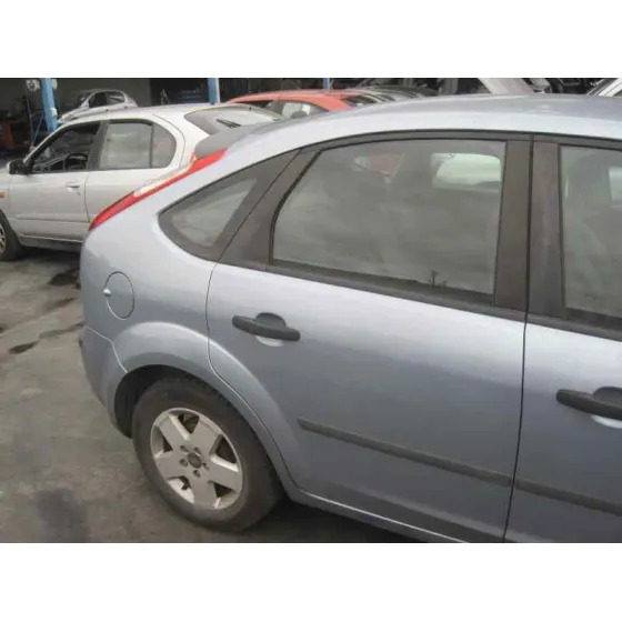 FORD FOCUS BERLINA (CAP) '2005 GHIA AZUL CLARO