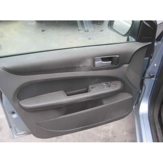 FORD FOCUS BERLINA (CAP) '2005 GHIA AZUL CLARO