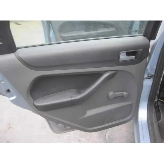 FORD FOCUS BERLINA (CAP) '2005 GHIA AZUL CLARO