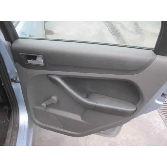 FORD FOCUS BERLINA (CAP) '2005 GHIA AZUL CLARO