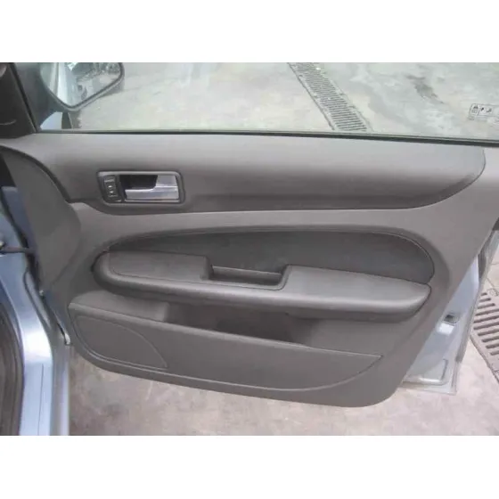 FORD FOCUS BERLINA (CAP) '2005 GHIA AZUL CLARO