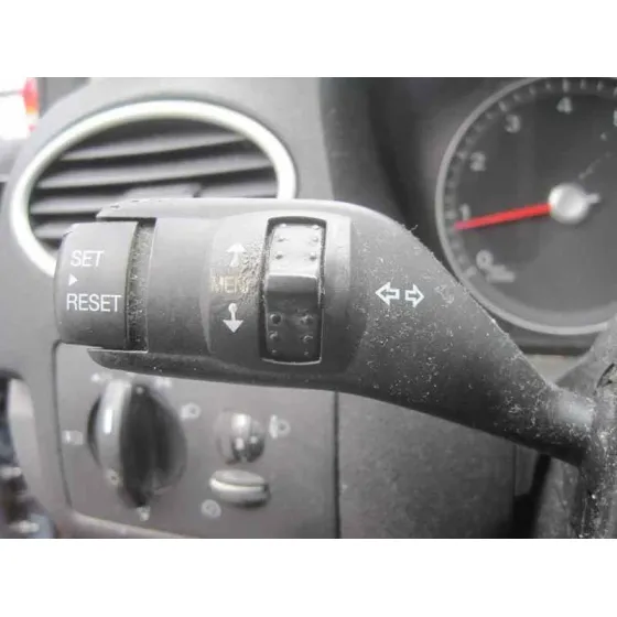 FORD FOCUS BERLINA (CAP) '2005 GHIA AZUL CLARO