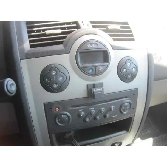 RENAULT MEGANE II CLASSIC BERLINA '2004 CONFORT AUTHENTIQUE PLATA