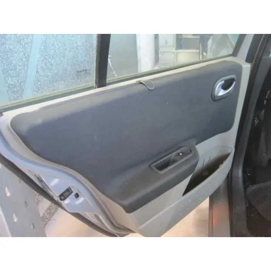 RENAULT MEGANE II CLASSIC BERLINA '2004 CONFORT AUTHENTIQUE PLATA