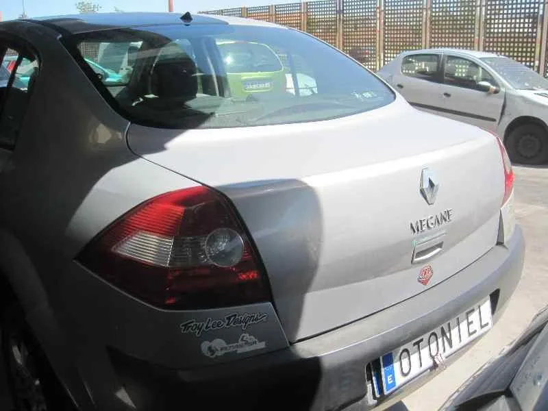RENAULT MEGANE II CLASSIC BERLINA '2004 CONFORT AUTHENTIQUE PLATA