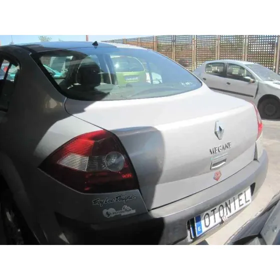 RENAULT MEGANE II CLASSIC BERLINA '2004 CONFORT AUTHENTIQUE PLATA