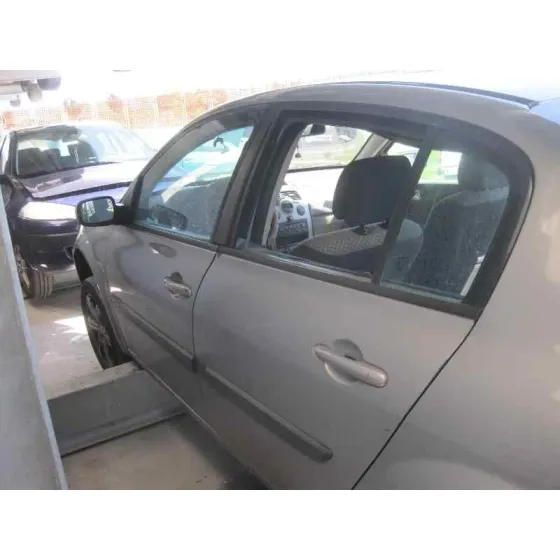 RENAULT MEGANE II CLASSIC BERLINA '2004 CONFORT AUTHENTIQUE PLATA