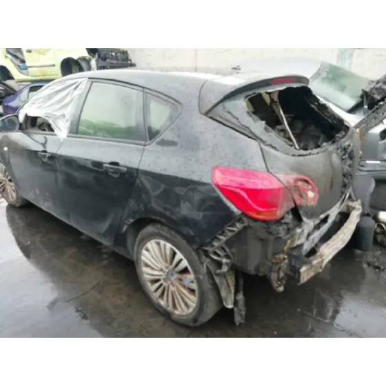 OPEL ASTRA J LIM. '2014 1.4 16V TURBO CAT (A 14 NET / LUJ) NEGRO