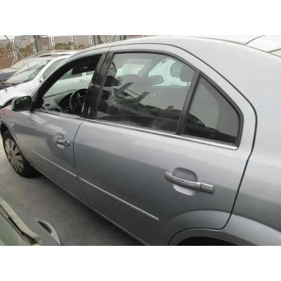 FORD MONDEO BERLINA (GE) '2003 GHIA GRIS