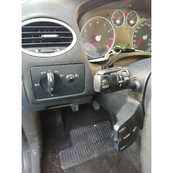 FORD FOCUS BERLINA (CAP) '2005 GHIA AZUL