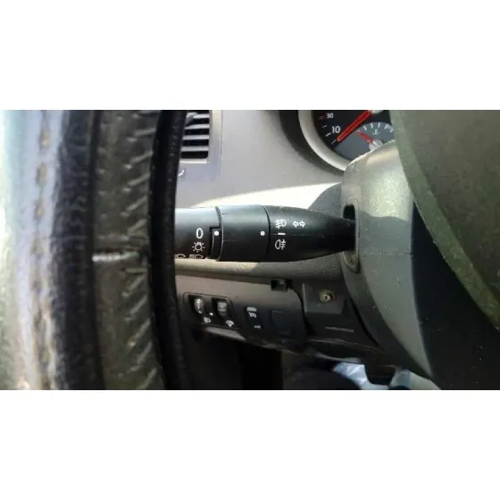 RENAULT MEGANE II CLASSIC BERLINA '2004 1.9 DCI DIESEL ROJO