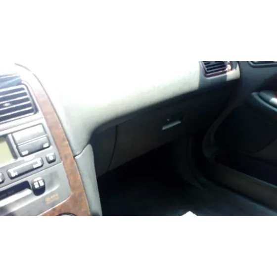 TOYOTA AVENSIS BERLINA (T 22) '2001 1.8 SOL (4-PTAS.) PLATA