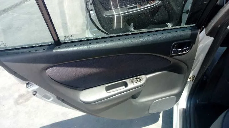 TOYOTA AVENSIS BERLINA (T 22) '2001 1.8 SOL (4-PTAS.) PLATA