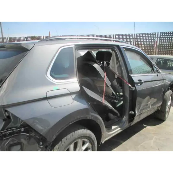 VOLKSWAGEN TIGUAN '2017 ADVANCE BMT GRIS METALIZADO