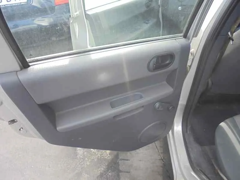 MITSUBISHI COLT BERLINA 5 (Z30A) MITSUBISHI COLT BERLINA 5 (Z30A) '2004 1.1 INFORM (D) PLATA 2004