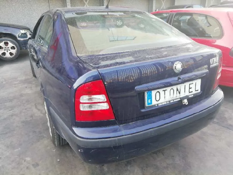 SKODA OCTAVIA BERLINA (1U2) SKODA OCTAVIA BERLINA (1U2) '2003 AMBIENTE AZUL MARINO 2000