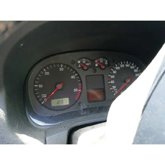 VOLKSWAGEN GOLF IV BERLINA (1J1) '2002 1.9 TDI ROJO