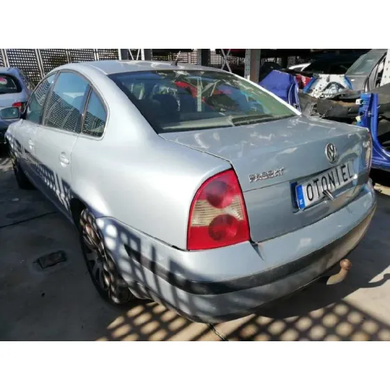 VOLKSWAGEN PASSAT BERLINA (3B3) '2002 1.9 TDI GRIS