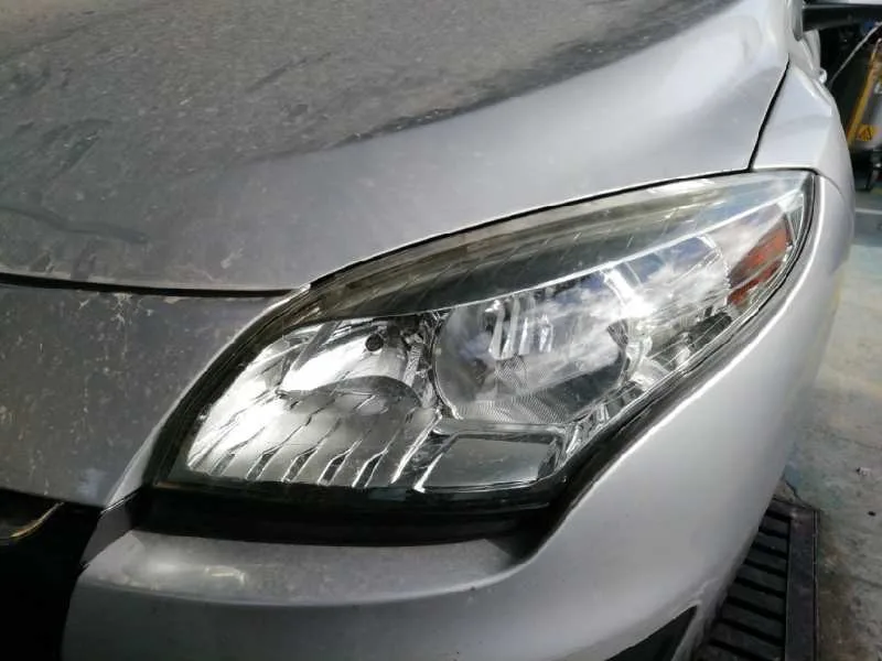 RENAULT MEGANE III BERLINA 5 P RENAULT MEGANE III BERLINA 5 P '2012 DYNAMIQUE GRIS PLATA 2012