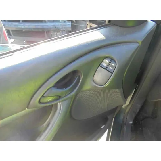 FORD FOCUS BERLINA (CAK) '2004 AMBIENTE VERDE