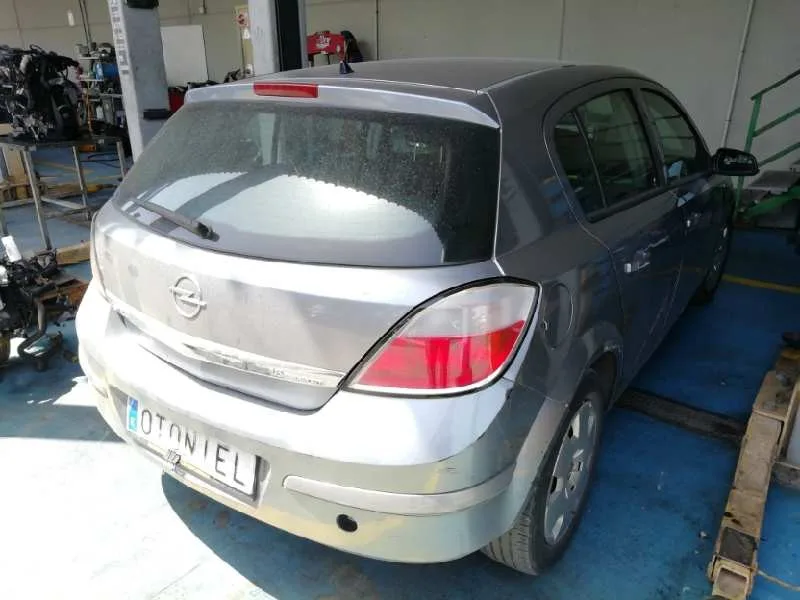 OPEL ASTRA H BERLINA OPEL ASTRA H BERLINA '2004 COSMO GRIS PLATA 2004
