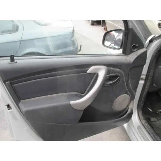 DACIA SANDERO '2012 LAUREATE MUSIC PLATA