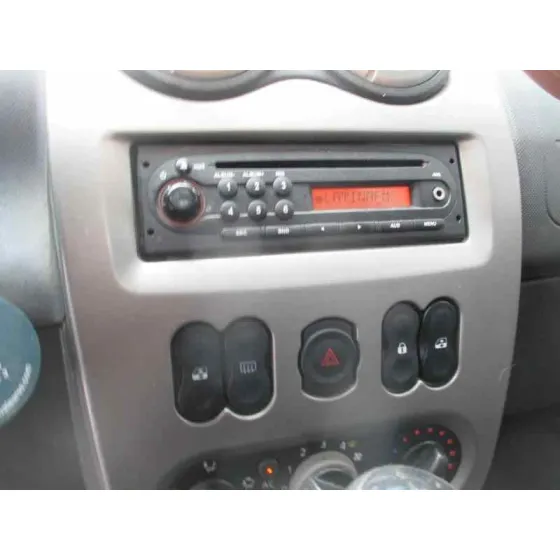 DACIA SANDERO '2012 LAUREATE MUSIC PLATA