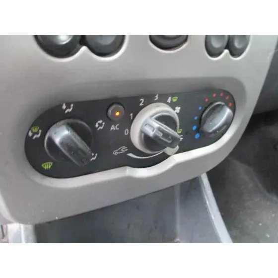 DACIA SANDERO '2012 LAUREATE MUSIC PLATA