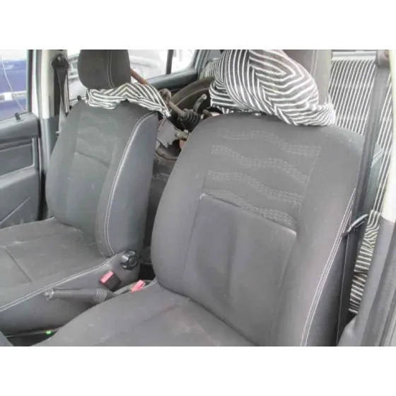 DACIA SANDERO '2012 LAUREATE MUSIC PLATA