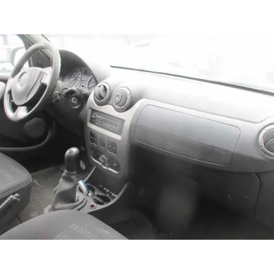 DACIA SANDERO '2012 LAUREATE MUSIC PLATA