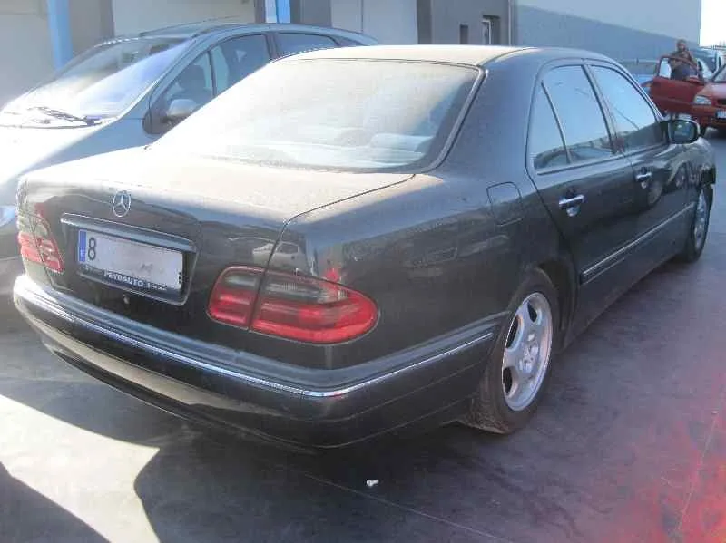MERCEDES CLASE E (W210) BERLINA DIESEL '2000 270 CDI (210.016) VERDE OSCURO