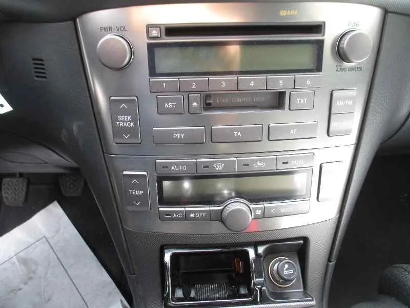 TOYOTA AVENSIS BERLINA (T25) '2004 1.8 16V CAT PLATA