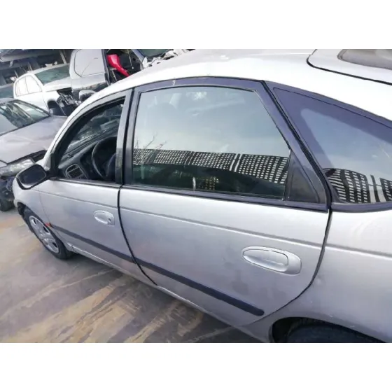 TOYOTA AVENSIS BERLINA (T 22) '2001 1.6 LUNA (5-PTAS.) GRIS PLATA