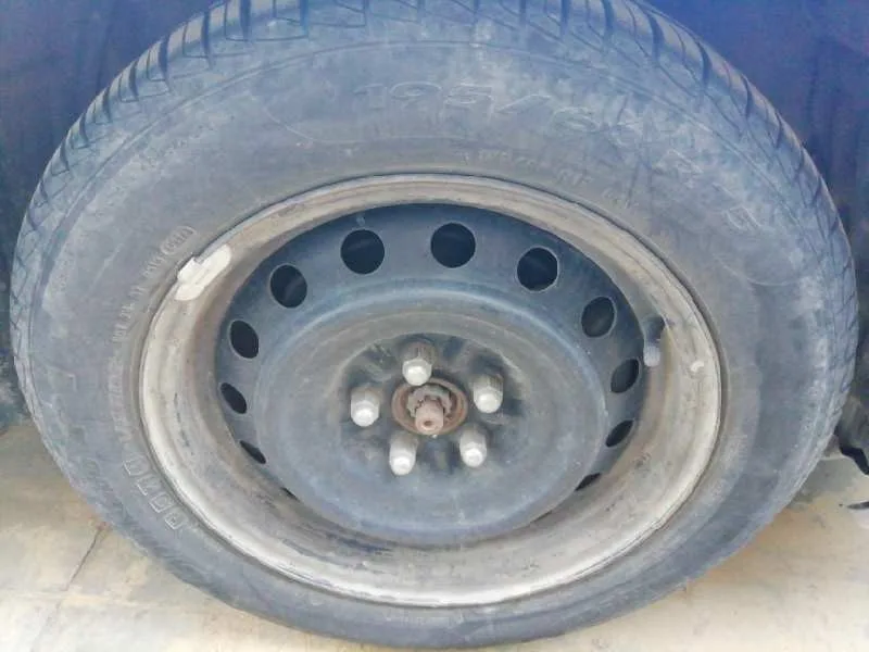 TOYOTA AVENSIS BERLINA (T 22) '2001 1.6 LUNA (5-PTAS.) GRIS PLATA