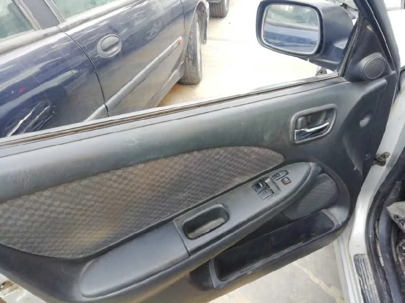 TOYOTA AVENSIS BERLINA (T 22) '2001 1.6 LUNA (5-PTAS.) GRIS PLATA