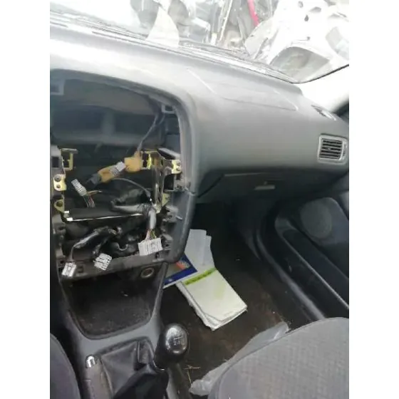 TOYOTA AVENSIS BERLINA (T 22) '2001 1.6 LUNA (5-PTAS.) GRIS PLATA