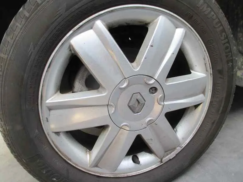 RENAULT MEGANE II BERLINA 3P RENAULT MEGANE II BERLINA 3P '2005 CONFORT AUTHENTIQUE NEGRO 2002