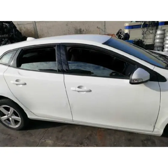 VOLVO V40 '2017 2.0 DIESEL CAT BLANCO